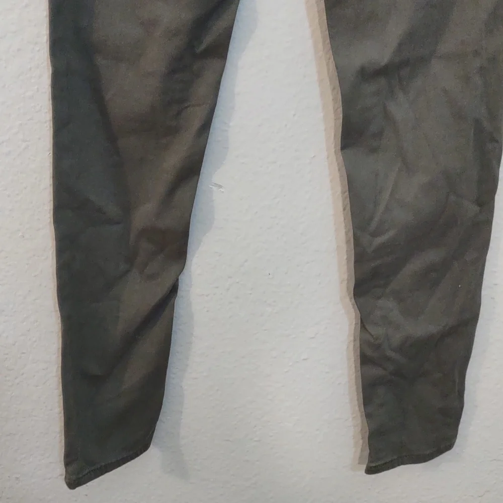 SLIGHTLY USED LEVIS COLOR OLIVE 710 SUPER SKINNY SIZE 25 AS SEEN IN PHOTOS - Picture 10 of 10